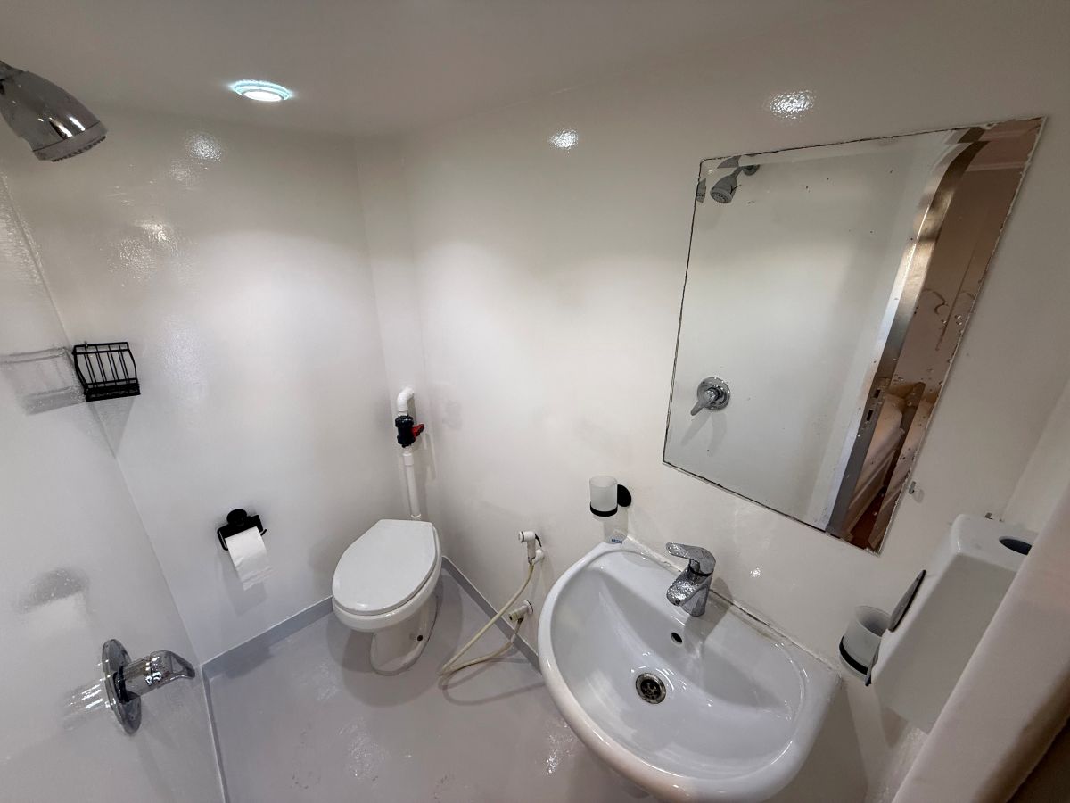 ghani liveaboard bathroom