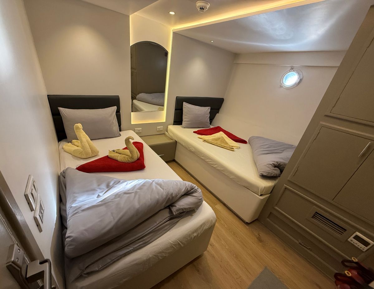 ghani liveaboard twin room