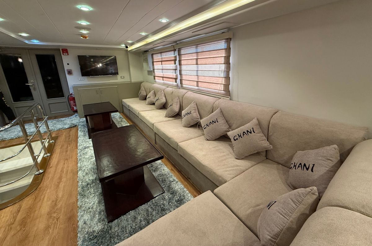 ghani liveaboard saloon 2