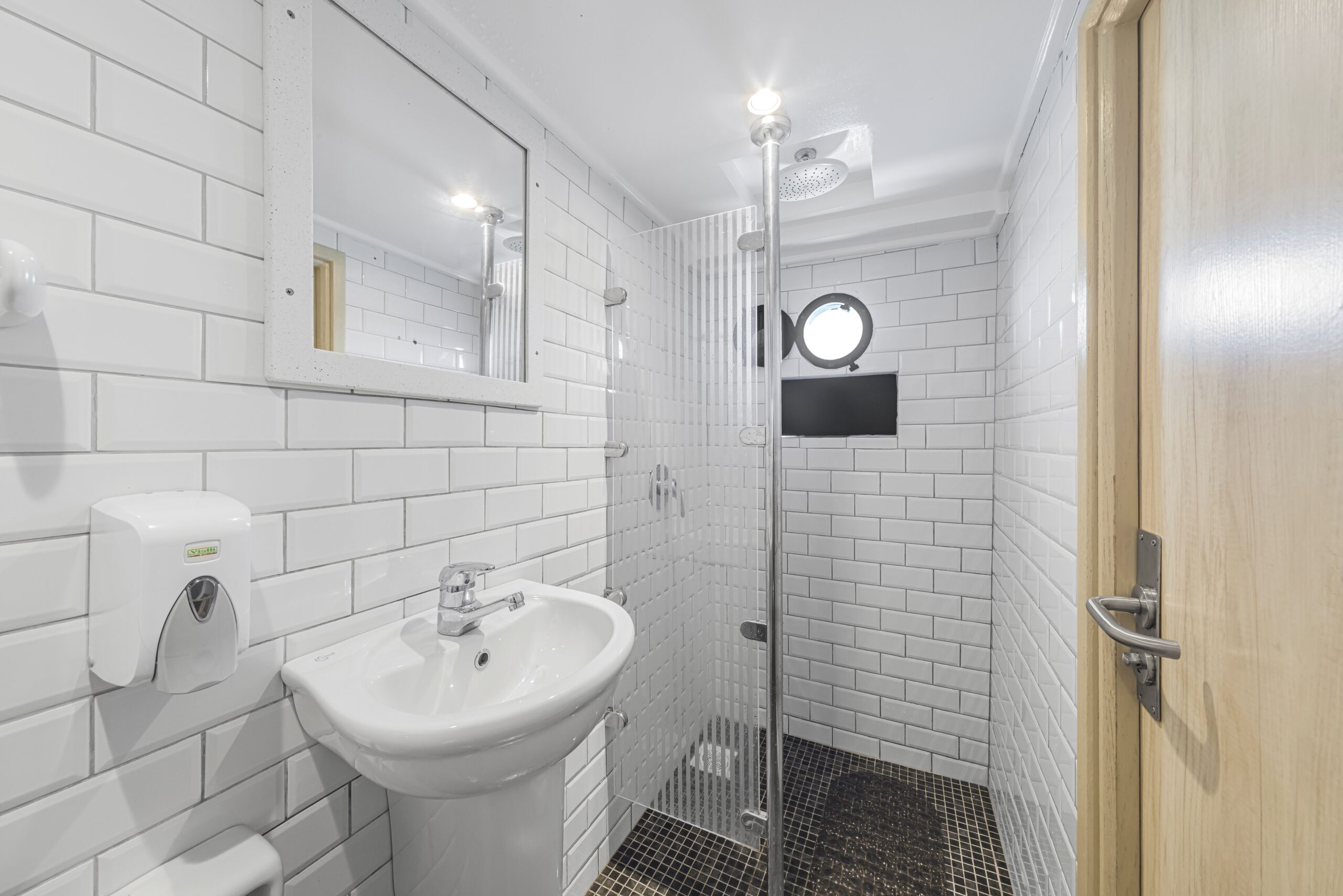 sea-serpent-glorious-miss-nouran-redsea-bathroom