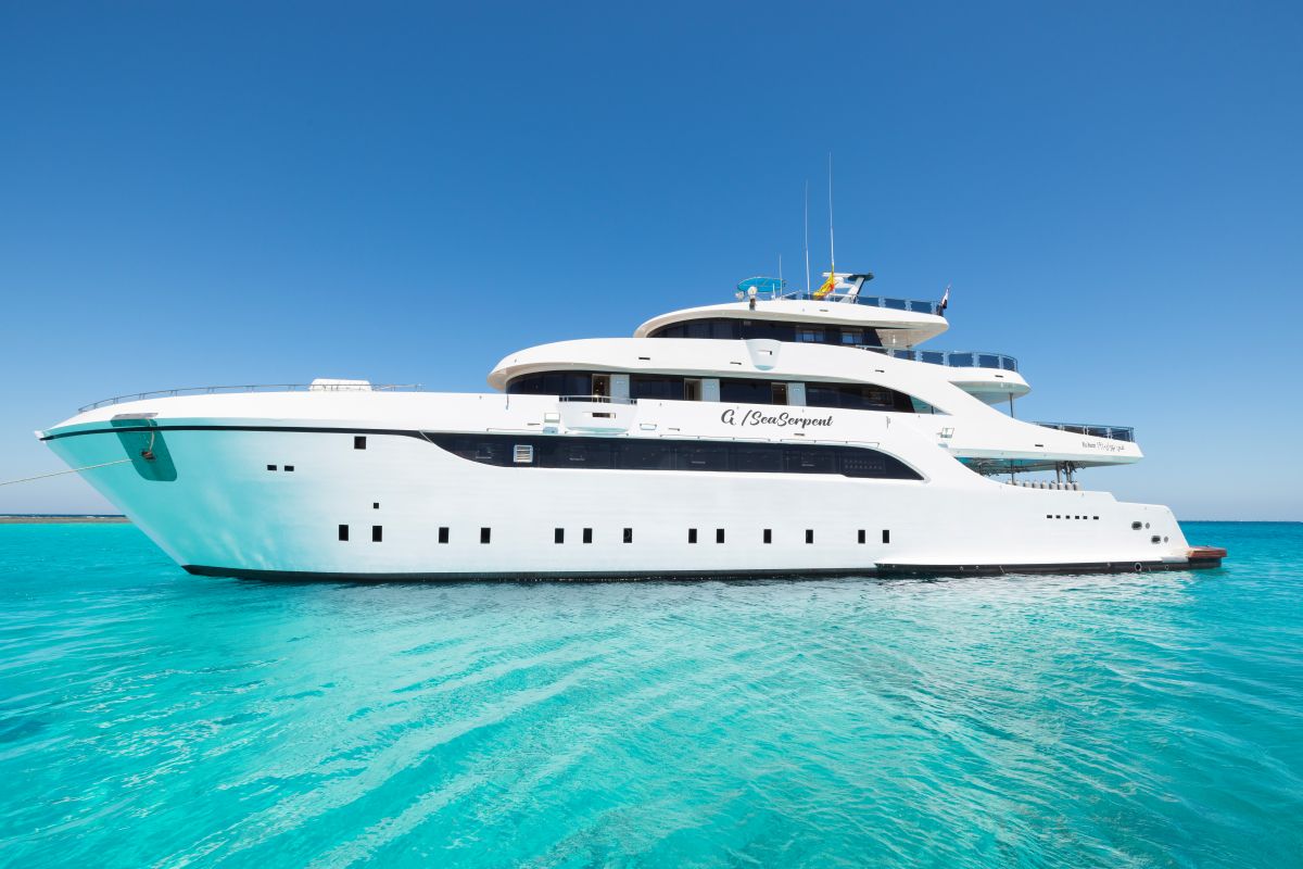 glorious-miss-nouran-redsea-liveaboard-side