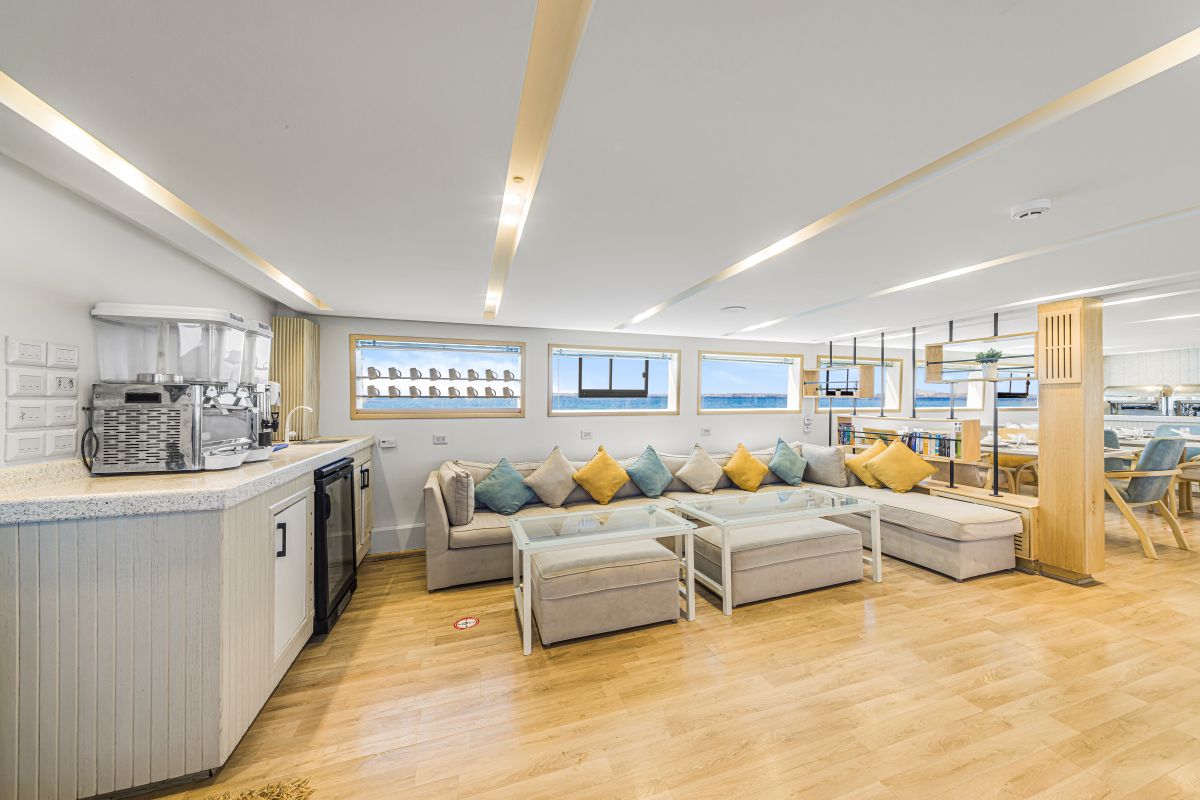 sea-serpent-glorious-miss-nouran-redsea-seating-area