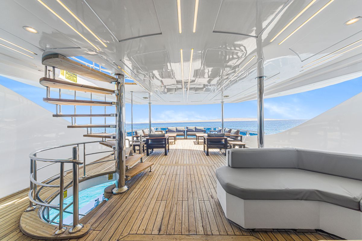 sea-serpent-glorious-miss-nouran-redsea-sundeck-seating-area