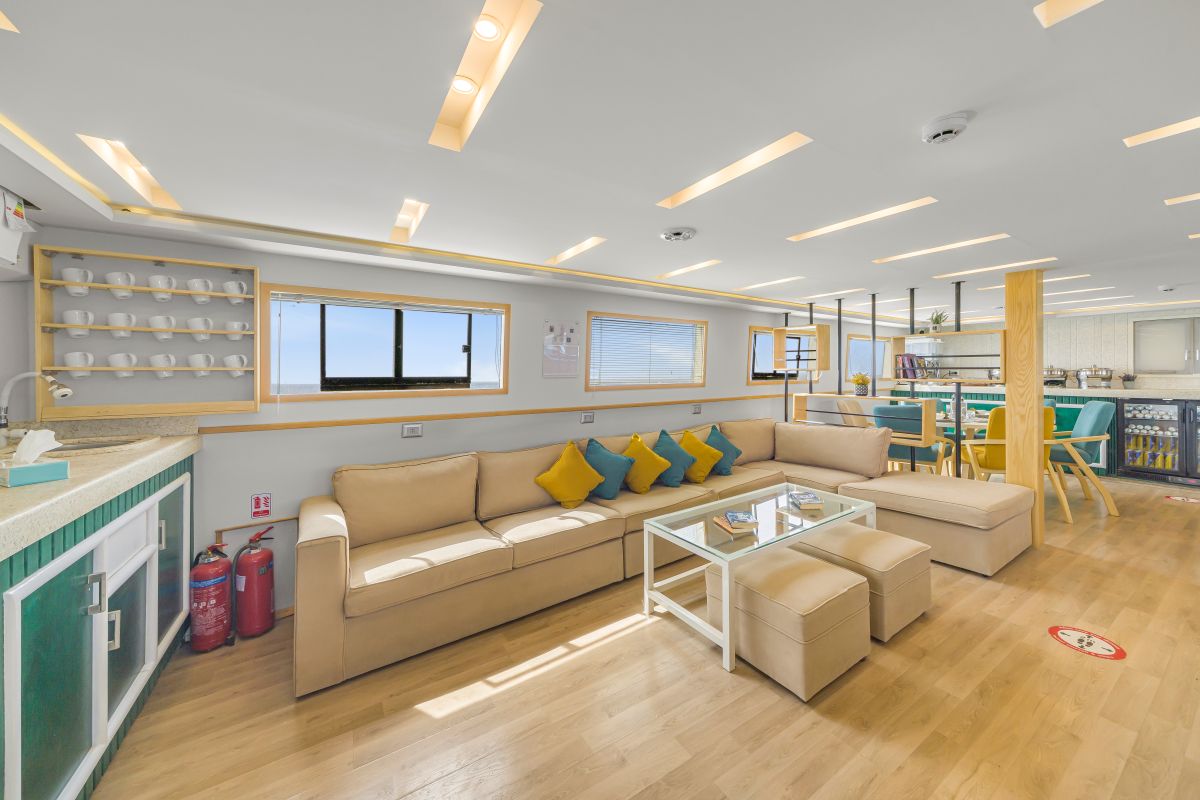 SS Serena Dreams Liveaboard lounge