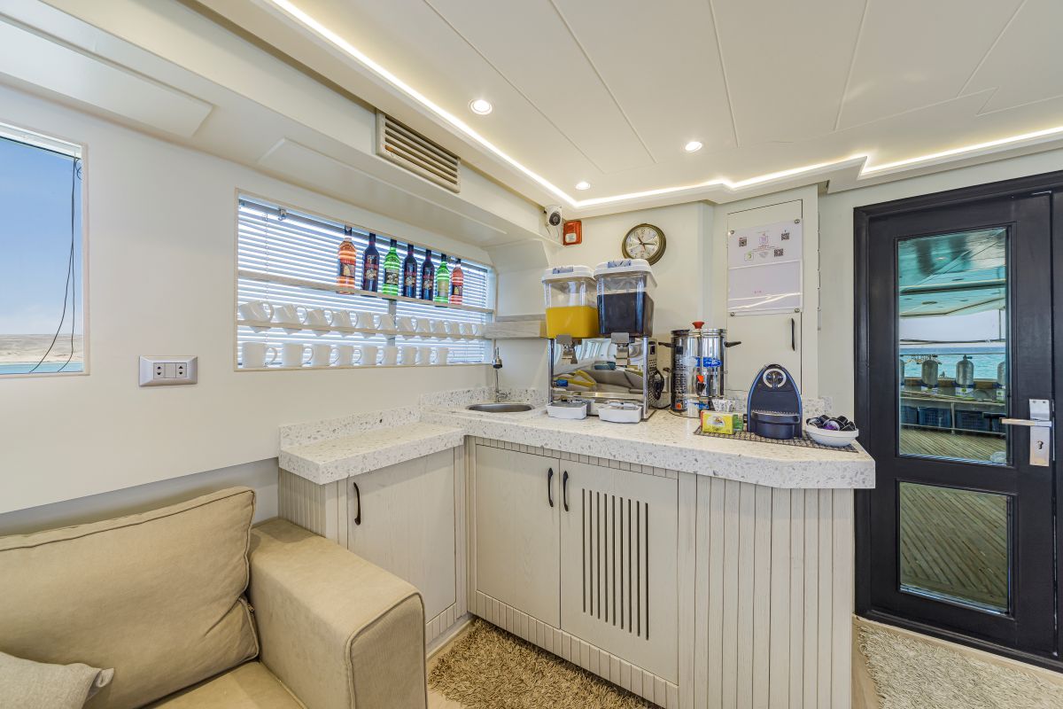 sea serpent red sea liveaboard bar