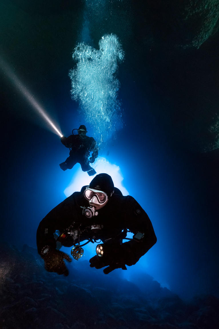 2 divers exploring a cave