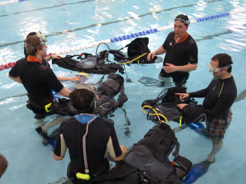 Oyster Instructor Teaching PADI Open Water Course